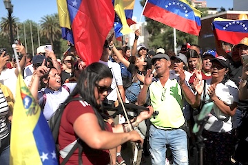 自国ベネズエラ国民の本音は「支持」か「反発」か